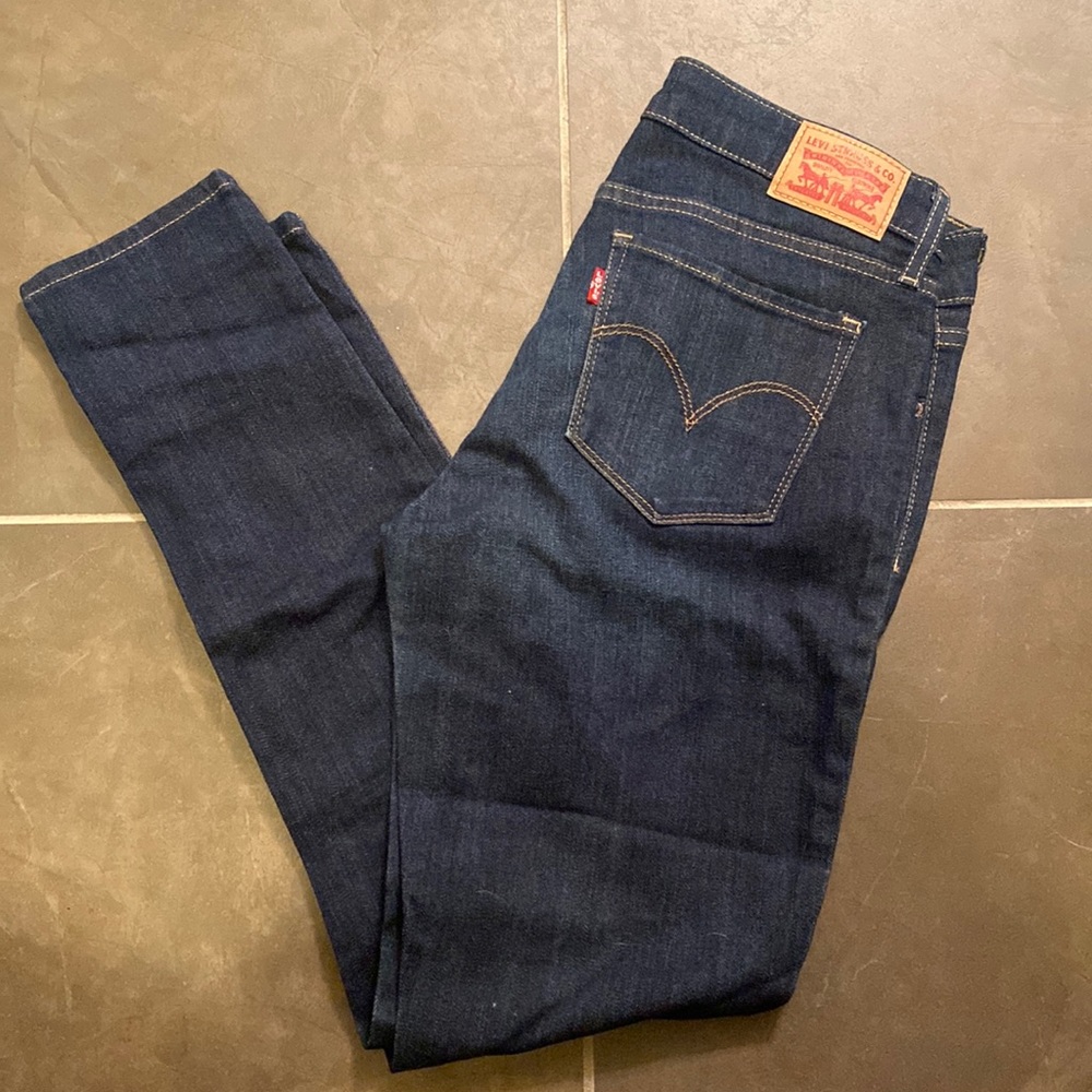 Dark wash Levi’s 711 skinny jeans